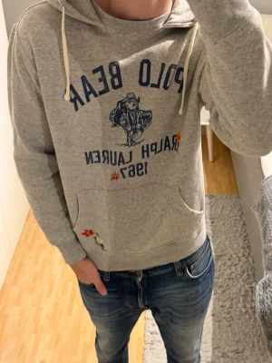 Polo Bear Ralph Lauren Country Hoodie - Polo Bear Ralph Lauren Country Hoodie | Storlek: M, passar dig mellan 180-190 cm | Skick: 9/10, använd fåtal gånger | Bara att skriva vid funderingar✍️