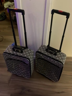 Resväskor  - Båda för endast 199 kr den ena var lite trasig men dom är väldigt gamla hade dom när jag var liten❤️❤️ från 2010