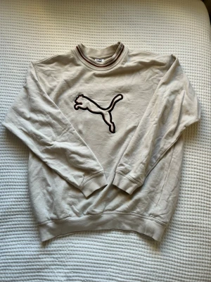 Beige sweatshirt från Puma - Sweatshirt från Puma i storlek xl i mycket gott skick! 