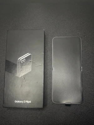 Samsung Galaxy Z Flip6 256 GB mobiltelefon - Samsung Galaxy Z Flip6 256GB Silver Shadow. Helt ny, endast bruten förpackning. Kvitto finns