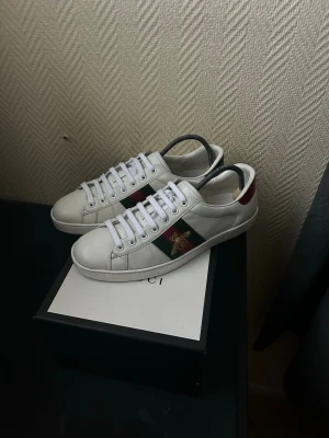 Gucci Ace  - Ett par snygga Gucci Ace skor i väldigt bra skick!Storlek 42 men kan även passa 43🙌 Box och Dustbag ingår | Skriv vid mera bilder/frågor.         Ny pris 9 250kr!!!                                              Fraktar inom 24 timmar 🚚. 
