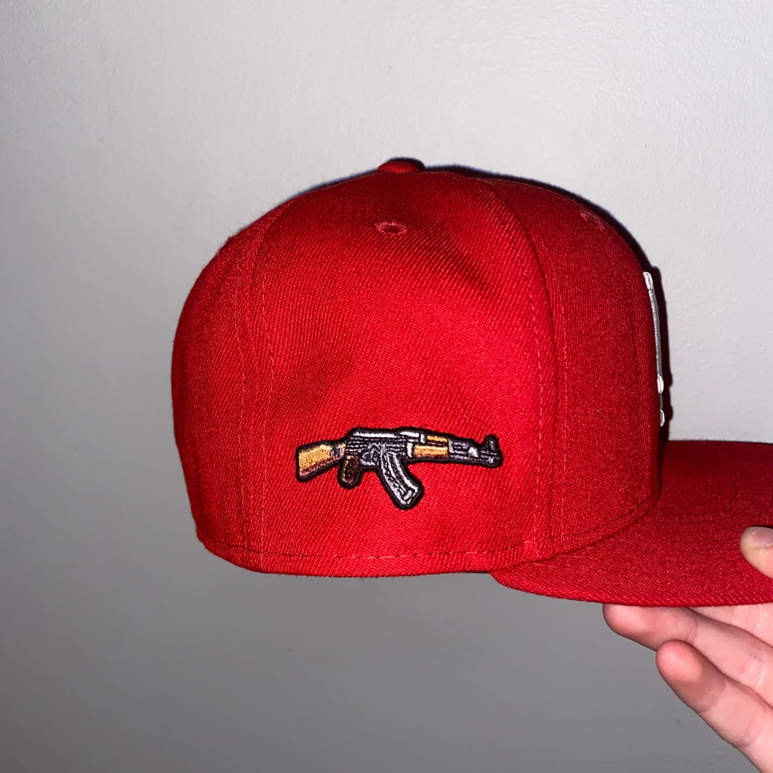 Röd LA New Era keps med brodyr - 1