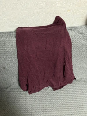 Vinröd kofta med fickor/  storlek  - Mysig vinröd kofta med långa ärmar och två praktiska fickor framtill. Koftan är stickad i ett mjukt material och har ribbade muddar vid ärmslut och nederkant. Perfekt att slänga på sitt barn/sig när det är lite kyligt ute.