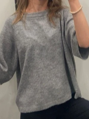 Kortärmad stickad tröja  - Mysig grå stickad tröja med avslappnad passform och halvlånga ärmar. Från lager 157 💗 Säljer då den inte används (lite nopprig men annars fin)