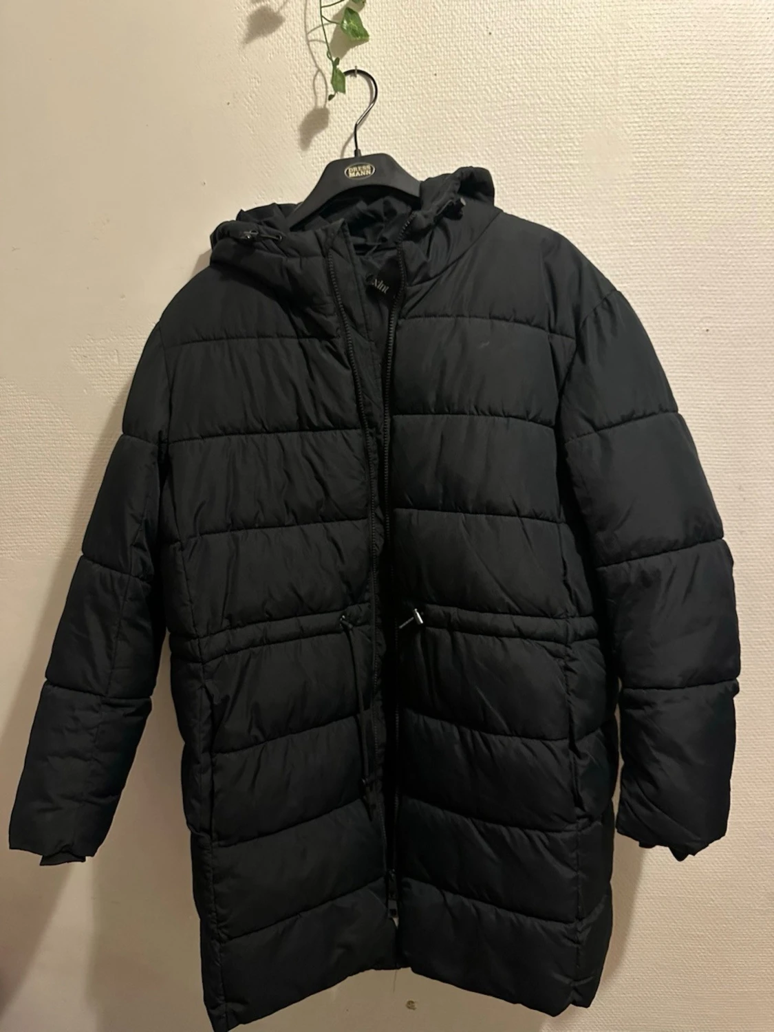 Svart lång pufferjacka från Y.A.S