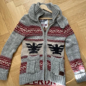 Superdy cardigan - Säljer en extremt eftertraktad och unik cardigan från Superdry. Modellen är i sig unisex, men är intriktad till herr. Hör av er vid frågor!