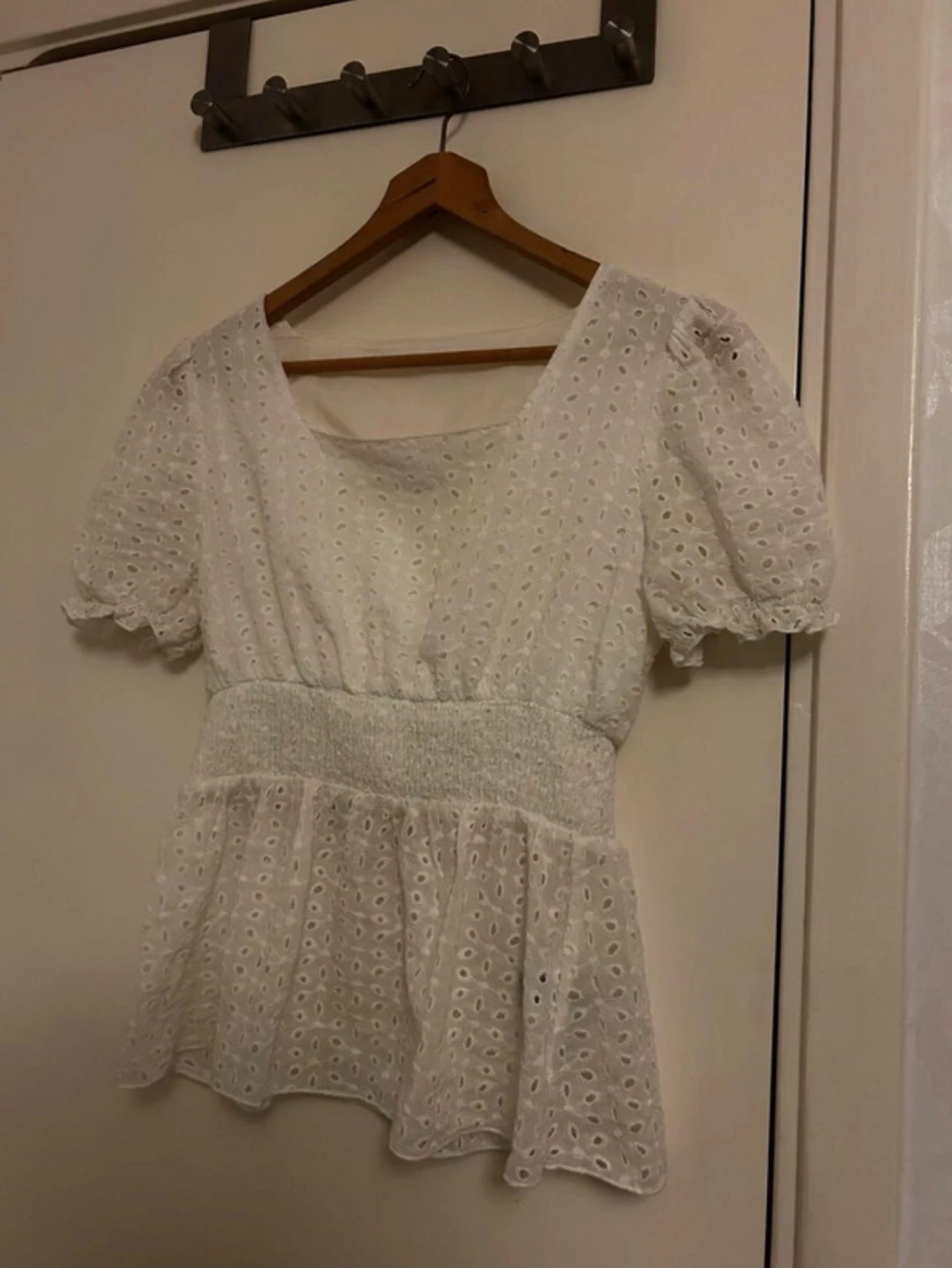 Vit blus med broderade detaljer från SHEIN