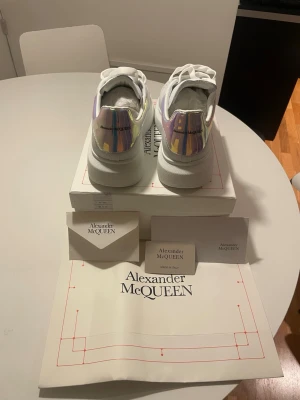 Alexander mcqueen skor - Säljer mina mcqueens då de inte passar mig, fick de i julklapp o har aldrig kommit till användning. Storlek 44 passar dig som har 43.