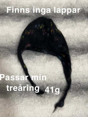 Mössa - Finns inga lappar för att den är köpt av en som gör egna. Passar min treåring.