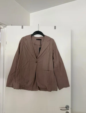 Kavaj brun  - Storlek S. Aldrig använd. 