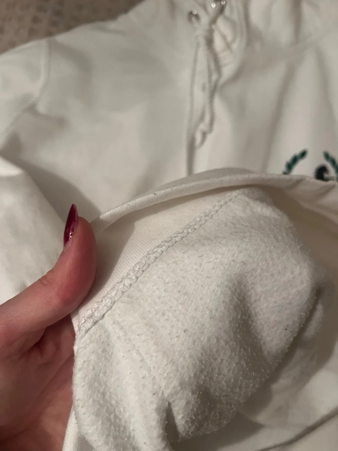 Vit hoodie med tryck från Sjöstjärnans Ridläger - 4