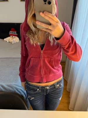 vinröd towel terry hoodie äkta Juicy Couture - Säljer en äkta vinröd hoodie från Juicy Couture i towel terry material med dragkedja framtill och två fickor. Tröjan har huva med snörning och långa ärmar. 