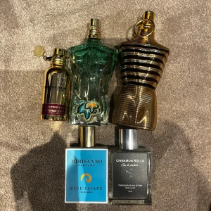 Fem trendiga parfymer( Parfymkollektion)  - Jag säljer alla som ett pack men också varje var för sig så onm ni vill ha en så skriv till mig så lägger jag upp en enskild annons men om ni vill ha hela packet så ge prisförslag eller skriv. Jag har boxar till alla parfymerna. Skriv till mig om frågor. Upptäck fem unika parfymer från Montale, Mirisanno, Theodoros Kalotinis och Jean Paul Gaultier. 