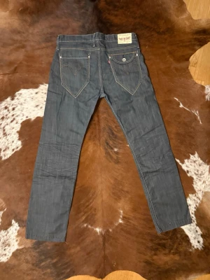 Raw Levis 504 - Tjena! Säljer dessa riktigt feta Levis 504 straight, jeansen är i fint skick och är i mycket fint skick, storlek W33/L34, hör av dig vid funderingar!🙌