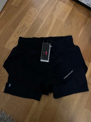 Träningsshorts - Säljer dessa träningsshortsen från Swemount då de inte kommer till användning. De är helt nya och har prislappen kvar. Nypris 299kr.
