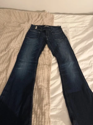 Blå bootcut jeans från Ginatricot - Snygga mörkblå jeans från Ginatricot med bootcut passform och låg midja.  
