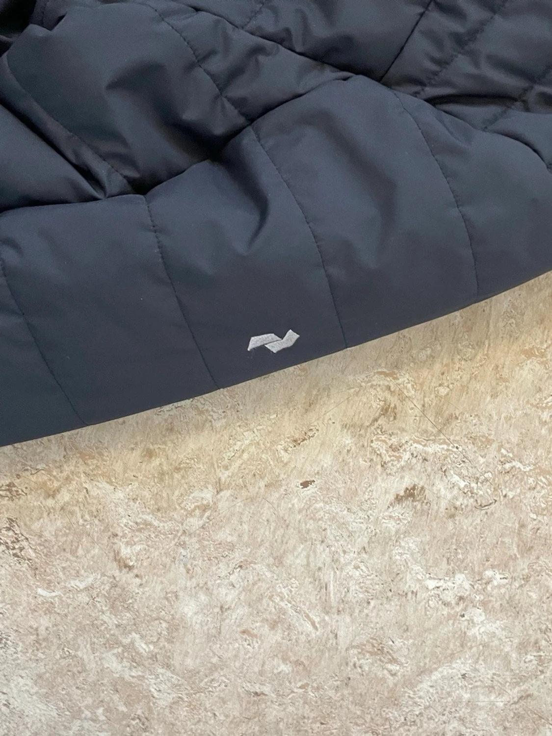 Svart pufferjacka från Peak Performance - 5