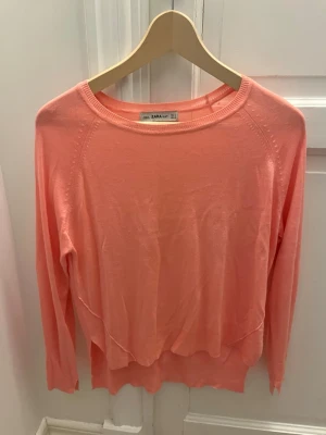 Ljusrosa stickad tröja från Zara - Säljer en ljusrosa stickad tröja från Zara i storlek S. Tröjan har rund halsringning och långa ärmar..
