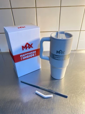 Max Thermosmugg- Limited Edition - MAX mugg med lock och sugrör. Muggen innehåller rostfritt stål och rymmer 900ml. Muggen är Limited Edition och finns ej att köpa.                                                                 Passar både till varm och kall dryck, håller temperaturen utmärkt.                 Termosmuggen är helt oanvänd och ny, förpackning ingår. Har endast tagit ur den ur förpackning en gång (för att fota av).            Mer information och foton kan ges vid önskemål.