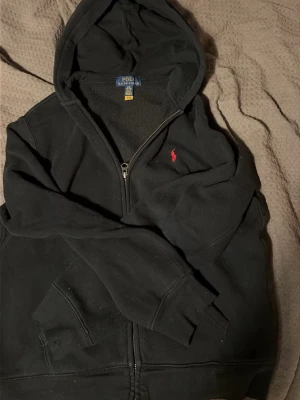 Ralph Lauren zip Hoodie  - En zip Hoodie i barnstorleken L 14-16 år. Väl använd men fortfarande i bra skick med inga hål