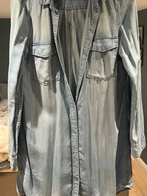 Ljusblå denimskjorta/klänning från &Denim - Säljer en ljusblå denimskjorta/klänning från &Denim i storlek 36. 