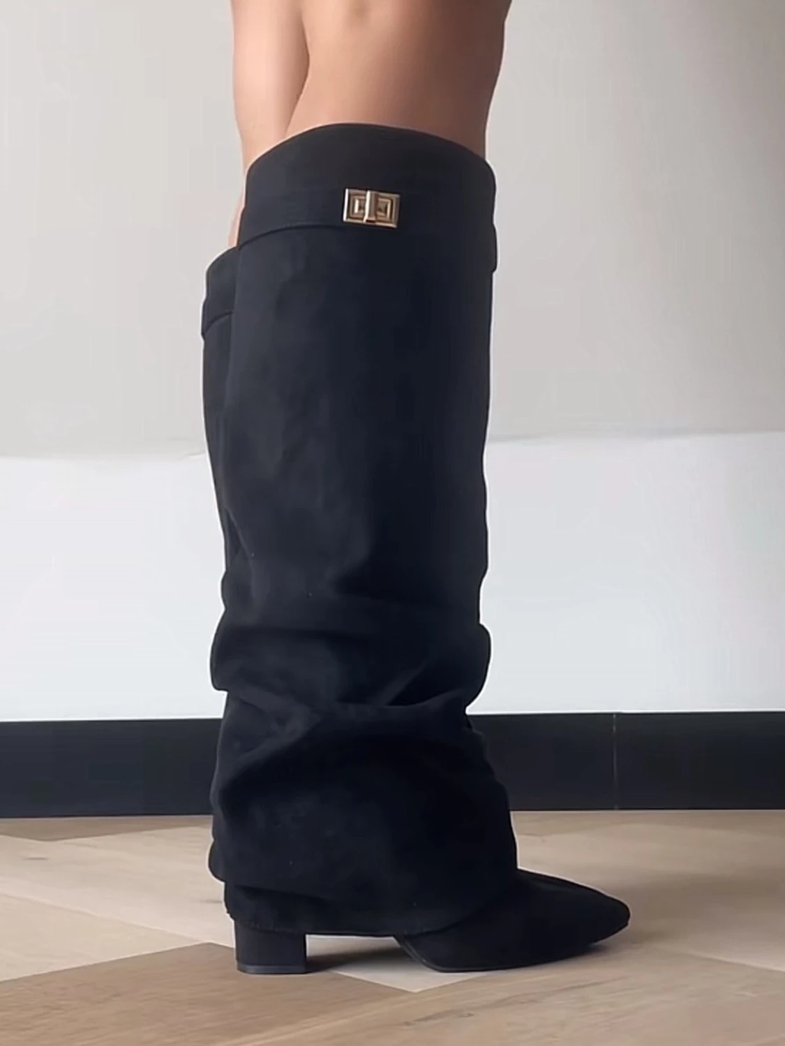 Svarta höga klack stövlar i mocka - 2