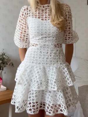 Vit studentklänning med spetsk och volanger - INTRESSEKOLL på denna populära klänning. Perfekt för studenten eller sommaren 💕💕 storlek S. Skriv vad ni är beredda att betala!