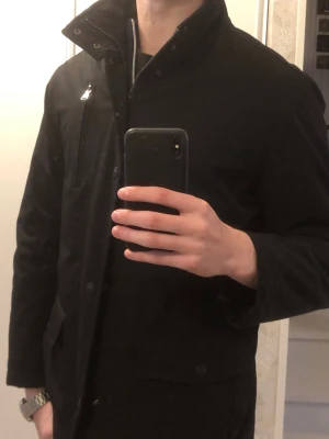 Oscar Jacobson Jacka - Tja, säljer just nu en riktigt fin Oscar Jacobson jacka utan defekter. Endast använd ett fåtal gånger. Passar perfekt till kyligare dagar och ger en clean look. Nypris ligger på 4000 och mitt pris är 1639. Storlek är M och den är true to size. Killen på bilden är 184 och 70 kilo och den är lite kort i armarna. Tveka inte att höra av er kring eventuella frågor✅