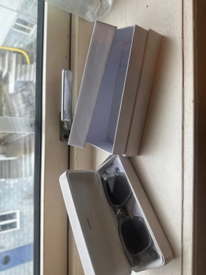 Genomskinliga solglasögon från Chimi - Snygga solglasögon från Chimi med genomskinlig båge och mörka, fyrkantiga glas. Kommer i originaletui och box. Perfekta för dig som vill ha en clean och modern look i sommar.