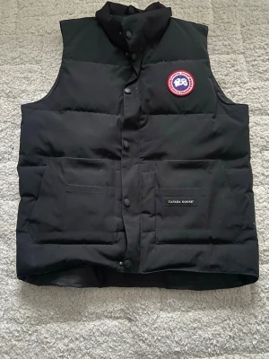 En väst från Zara  - Snygg svart dunväst från Zara 