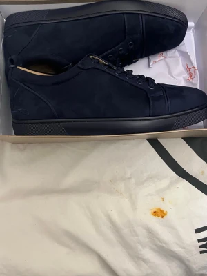 Louboutin skor - Storlek 45, använd 3 gånger, inga defekter, med följer äkthetbevis, signerade papper av Louboutin 