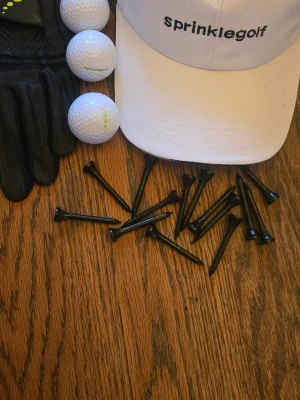 Golfkit  - Golfkit. 1 st golfhandske. Vänster. 3st bollar golfkeps golfpegg 15st.  Golfhandske finns i storlek  S. M. ML  L