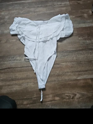 Vit body från Zara - Helt ny och oanvänd med lappen kvar!