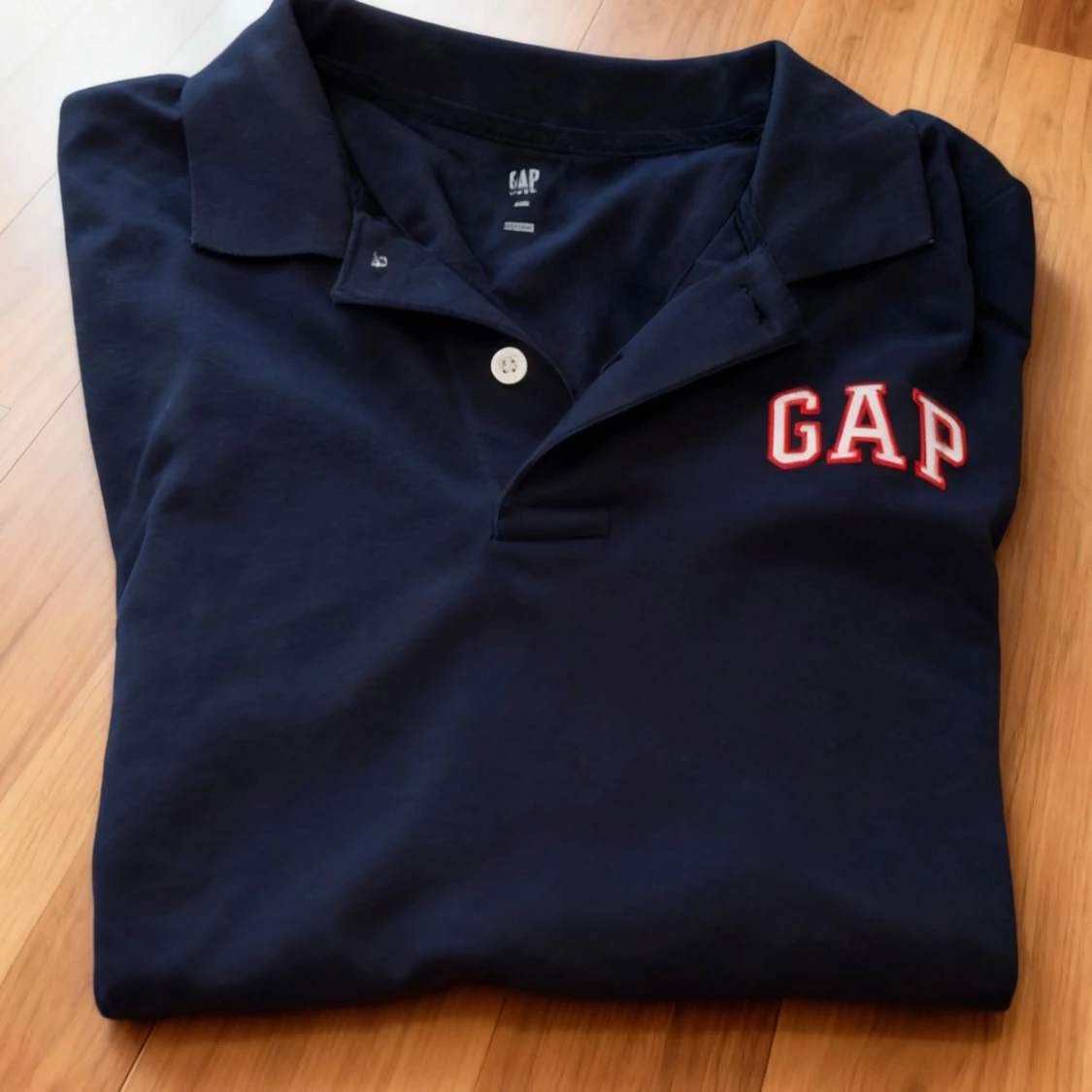 Marinblå pikétröja från GAP