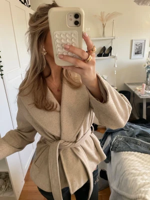 Beige snygg jacka  - Säljer en jättefin vårjacka från Nelly, köpte för 700 kr,bra skick och fåtal gånger använd, bara att höra av sig vid frågor 💗💗
