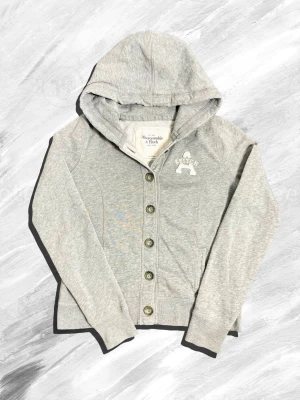 Abercrombie & Fitch tröja - En riktigt fet abercrombie fitch tröja dom är i topp skick. D står att den e l men den sitter som xs man kan också även titta på måtten om den passar👌