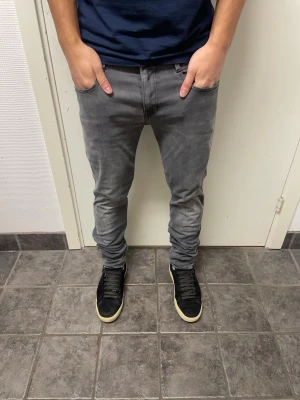 Replay Anbass - Feta grå jeans från Replay. Mycket bra skick. Modell Anbass Hyperflex. Modellen är 173, 64kg. Pris kan diskuteras!