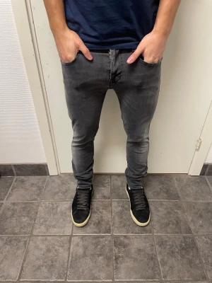 Replay Anbass - Feta grå jeans från Replay. Mycket bra skick. Modell Anbass Hyperflex. Modellen är 173, 64kg. Pris kan diskuteras!