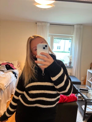 Svartvit randig stickad tröja - Mysig stickad tröja med ränder och quarterzip