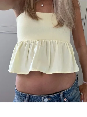 Ljusgul bandeau topp med volang från Zara - Söt ljusgul bandeau topp från Zara med volangkant nedtill. Sjukt fin till vår och sommaren eller nu med en kofta över🙏Pris kan diskuteras, och tveka inte att fråga om man undrar något!