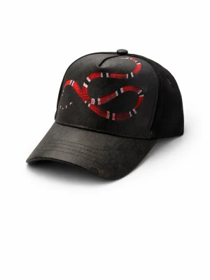 Svart keps med ormtryck från Gucci - Säljer en svart keps från Gucci med ett coolt rött, vitt och svart ormtryck på framsidan. Kepsen har böjd skärm och mesh på sidorna för extra ventilation. Perfekt accessoar för att lyfta din streetwear-look.