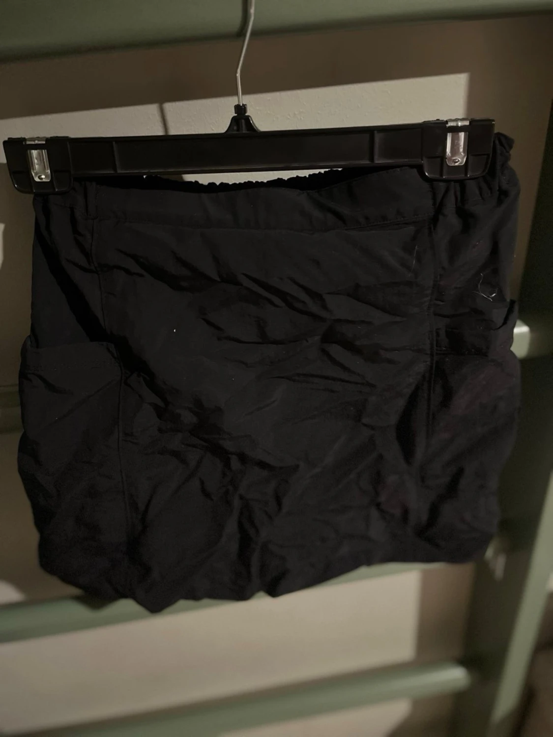 Svart kortkjol med resårmidja - 1