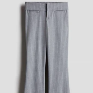 Randiga kostymbyxor - Grå vit randiga kostymbyxor från HM. Utsvämga nertil med låg midja. 😇Storlek 170, men passar mig som vanligtvis har S/36 och är cirka 167cm lång. 