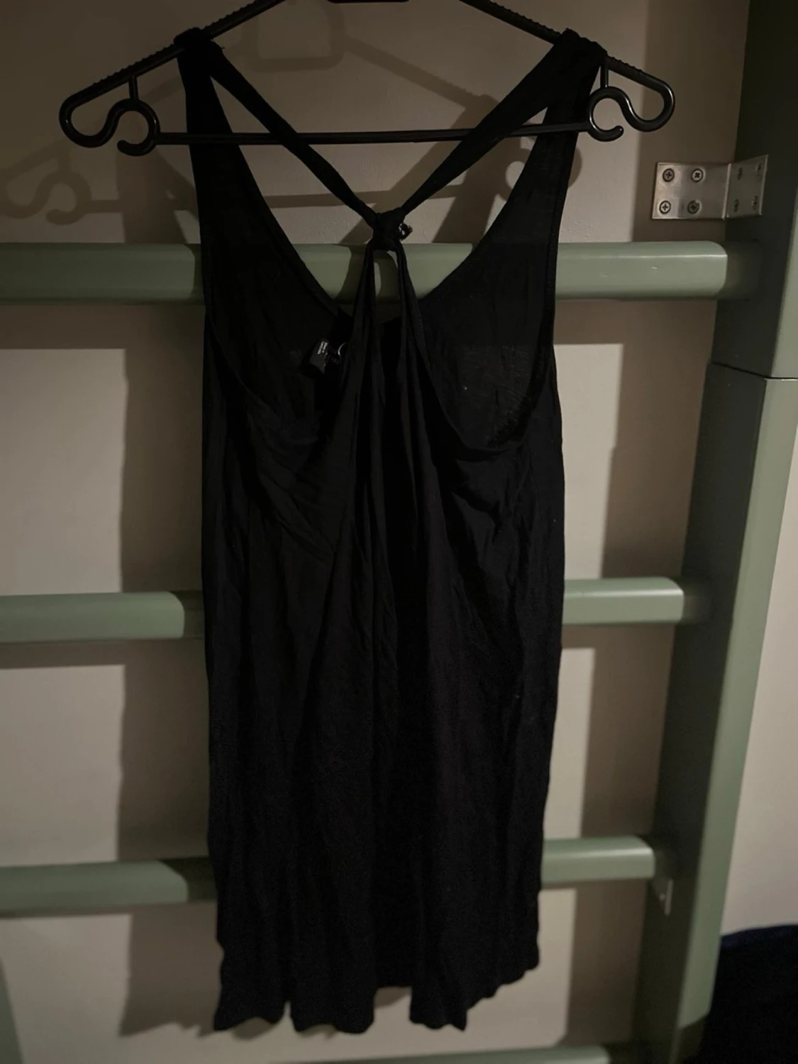 Svart ärmlös linnetopp med knyt - 1