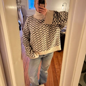 Stickad polotröja  - Stickad polotröja med blå/vitt mönster med långa mysiga ärmar. Polokragen går att ha på olika sätt beroende på önskemål (går att ha längre ner som på sista bilden). 💚😇 Storlek M men passar mig som vanligtvis har S men sitter lite oversized.