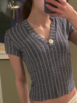 Blå topp - Söt blå topp med fin knapp detalj🩵 den är "stickad" ish så super skönt material👏 köpt secondhand☺️☺️