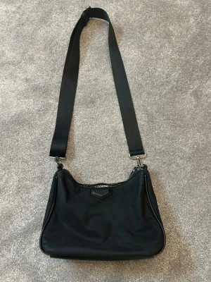 Svart axelväska  - Säljer denna superfina handväskan ifrån Ullared. Den är väldigt check och man får plats med mycket saker, rekommenderar. Nypris är 200kr💕