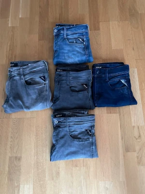 Replay jeans - Säljer 5 par Replay jeans i olika storlekar. Det är i ordning 32 34, 30 32, 30 32, 30 32, 28 32. 599kr st. Skriv vid funderingar eller vid fler bilder. Pris kan diskuteras