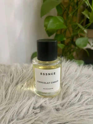 ESSNCE Chocolat Chaud Eau de Parfum - Parfymflaska från ESSNCE med doften Chocolat Chaud. Säljer andra parfymer! 🫶🏻
