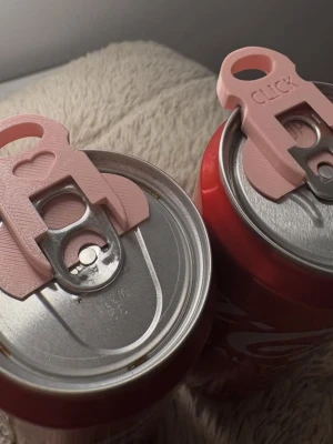 Burköppnare/förslutare - burköppnare/förslutare som gör det lättare att öppna läsk- och energidrycksburkar. Finns i rosa och svart, med enkel och smidig design som passar på vanliga burklock. Den kan även sättas fast på burkens kanter så att det sitter som ett ”lock” vilket gör så att drickans kolsyra bevaras och skyddas. Nyckelring inkluderas, guld eller silver får man välja i mellan, skriv till mig! Om ni vill ha flera, så kan ni lägga ett bud på hur mycket det kommer kosta, så 2st =98kr